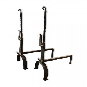 Antigo par de atiçadores de lareira em ferro forjado. Época de 1800.